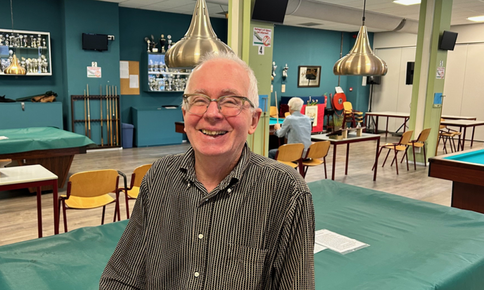 Bart Overzier in de biljartzaal van Soos Blauwhuis. Bart is vrijwilliger en penningmeester van Soos Blauwhuis. De Soos is te vinden aan het Spinhuispad. Foto: Jan Schrijver.