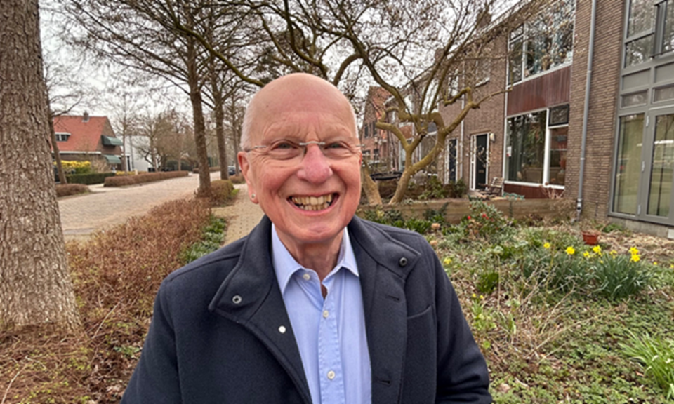 Chris Zijdeveld op de Schiedamseweg in Schiedam Kethel Tuindorp. Foto: Jan Schrijver.