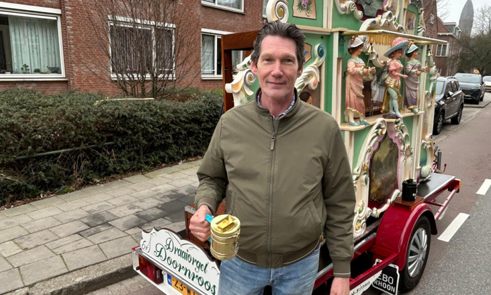 Fred Sudmeier is op zaterdag vaak te vinden bij het draaiorgel. Ook daarvan zal Fred voor veel Schiedammers een bekend gezicht zijn. Foto: Jan Schrijver
